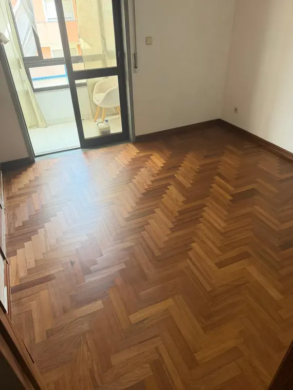 Divisão com lamparquet recuperado e envernizado