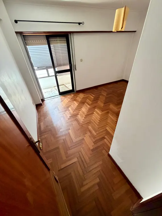 Lamparquet recuperado numa divisão com acesso a varanda
