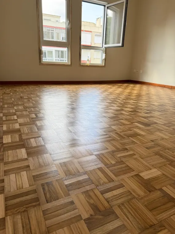 Parquet envernizado com acabamento brilhante numa sala