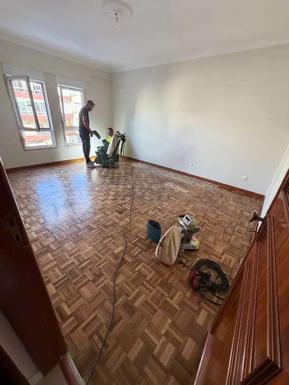 Equipa da BrilhoTec a afagar um pavimento em parquet
