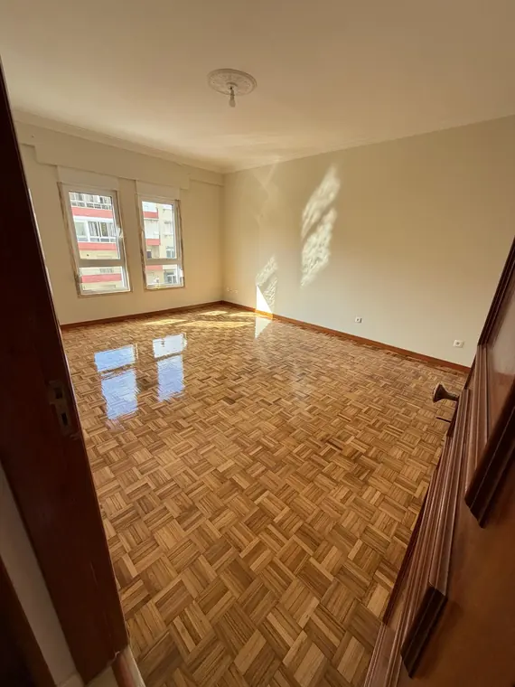 Parquet antigo recuperado, com acabamento final aplicado