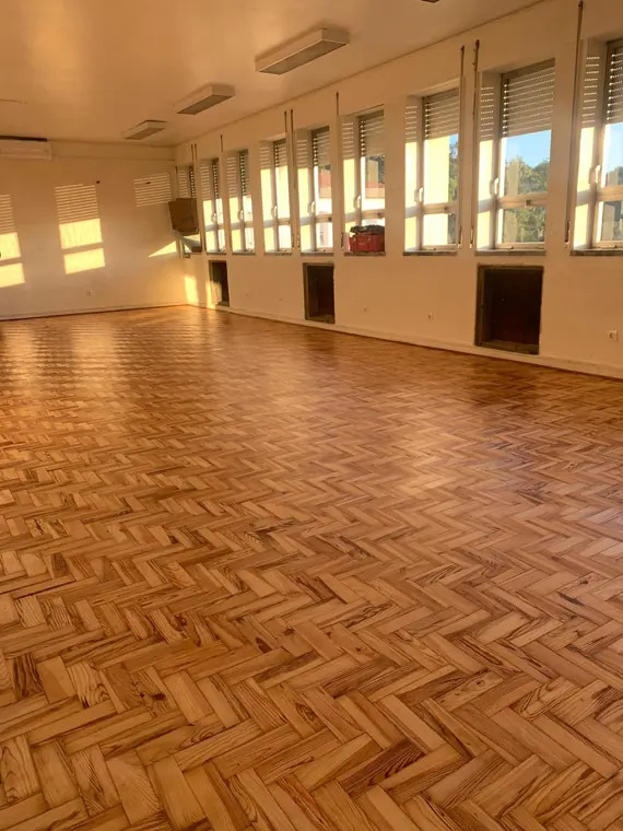 Pavimento em taco tradicional afagado numa sala ampla
