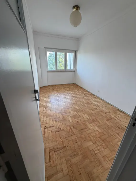 Quarto com taco tradicional recuperado